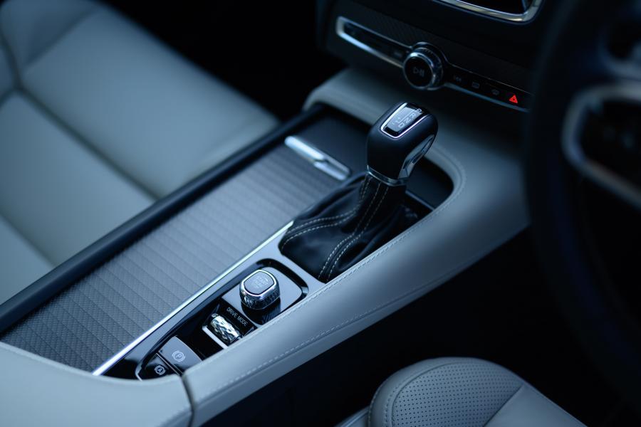 Детали интерьера Volvo XC90 D5 R-Design 2015 года  (JP) (фото 16 из 33)